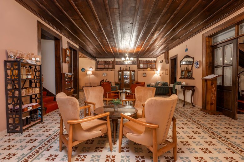 Uğurlu Konakları konak içi oturma salonu, ahşap tavan