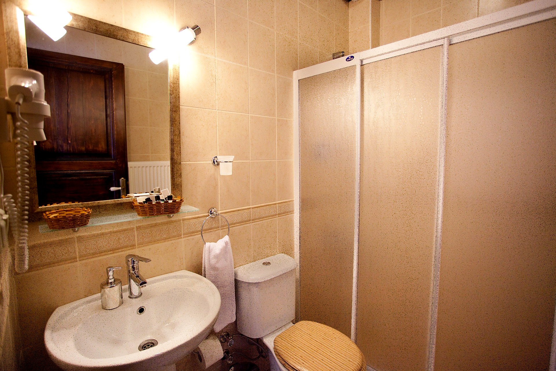 Tarihi bina odası banyosu, lavabo ve duşakabin