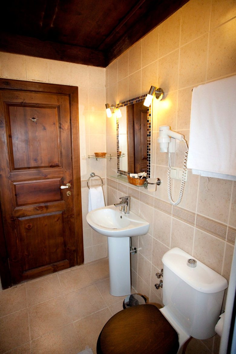 Tarihi bina odası banyosu, lavabo ve klozet