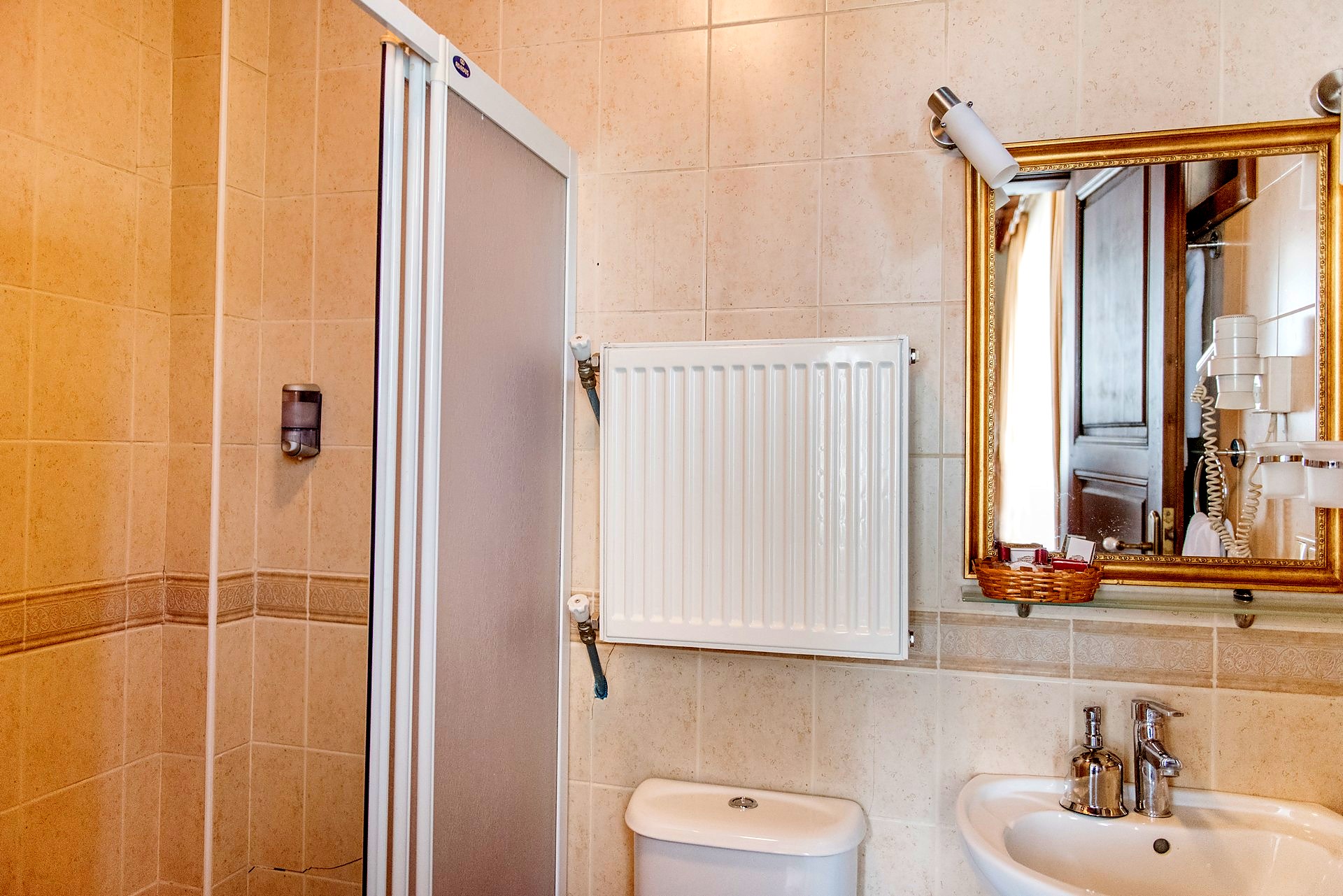 Tarihi bina odası banyosu, duşakabin ve lavabo