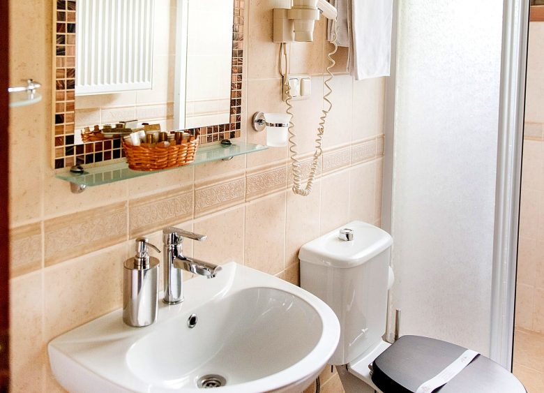 Tarihi bina odası banyosu, lavabo ve klozet