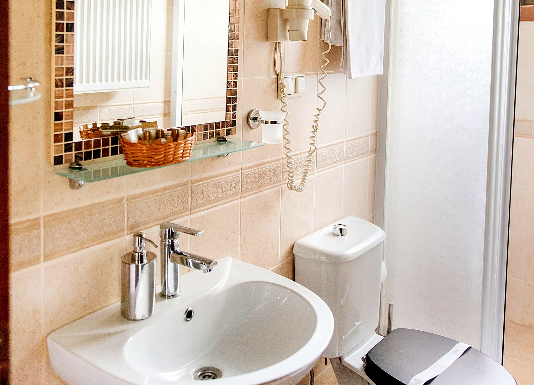 Tarihi bina odası banyosu, lavabo ve klozet