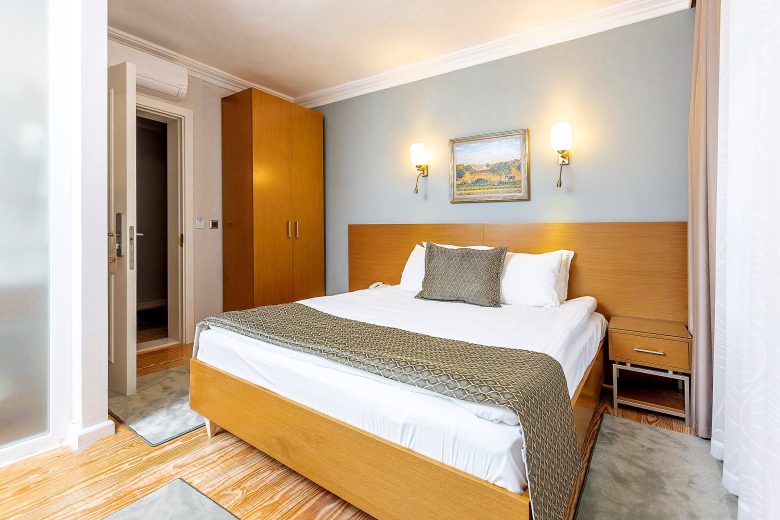 Uğurlu Konakları modern binada oda, çift kişilik yatak ve gardırop