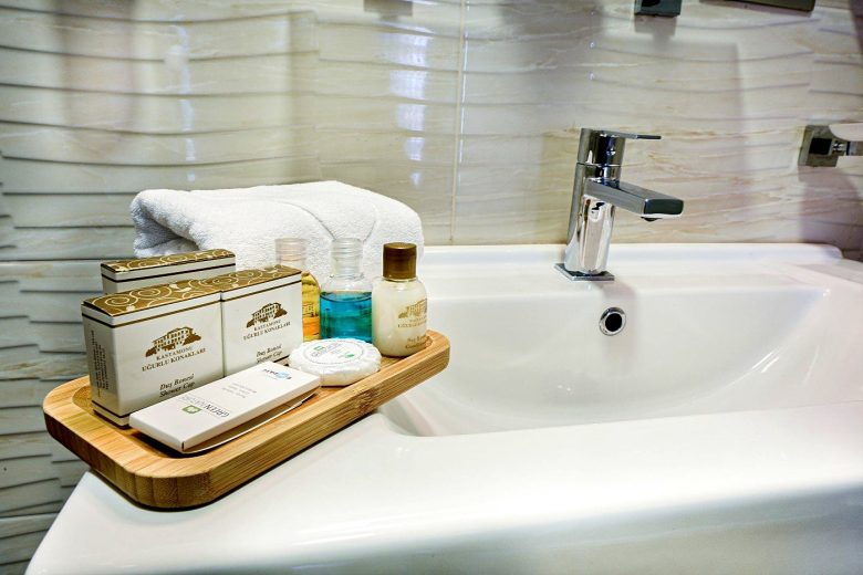 Modern bina oda banyosu, lavabo ve banyo malzemeleri