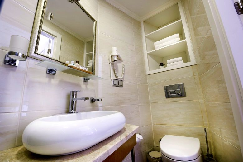 Modern bina oda banyosu, lavabo ve klozet