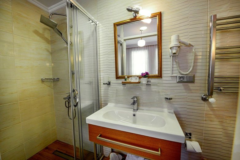Modern bina oda banyosu, duşakabin ve lavabo