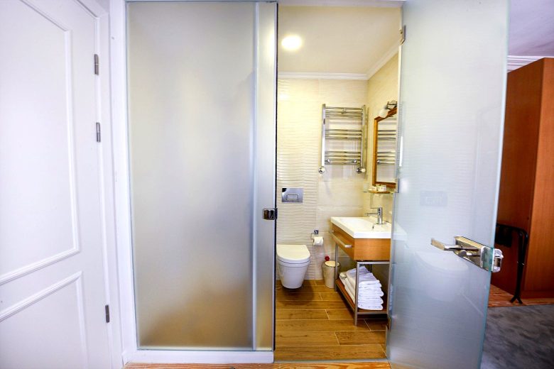 Modern bina odası, banyo kapısı