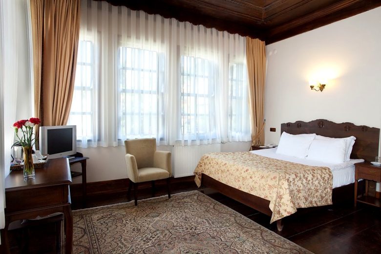 Tarihi bina odası, pencere önü