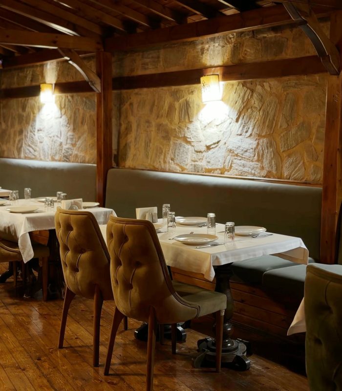 Uğurlu Konakları şömineli restoran, taş duvarlı salon