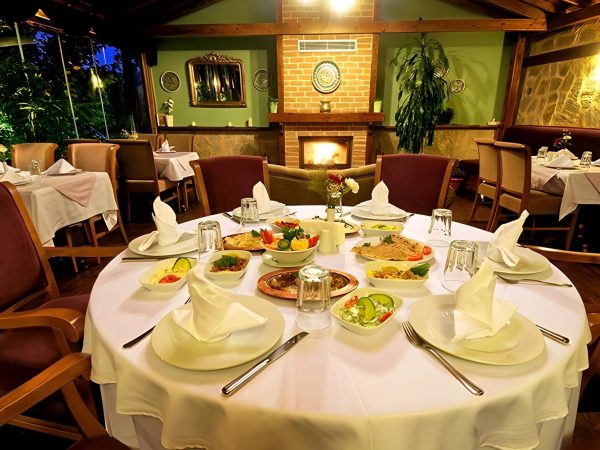 Uğurlu Konakları şömineli restoran, kurulu masa